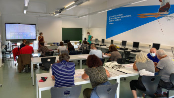 Gli insegnanti tornano a scuola per imparare a insegnare l’informatica “fisica” e critica
