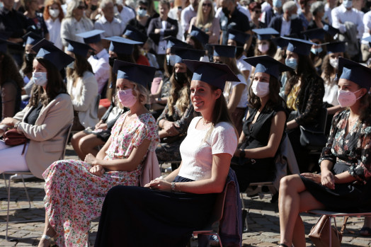 Con il tocco in piazza. La cerimonia di conferimento dei diplomi in centro a Bressanone