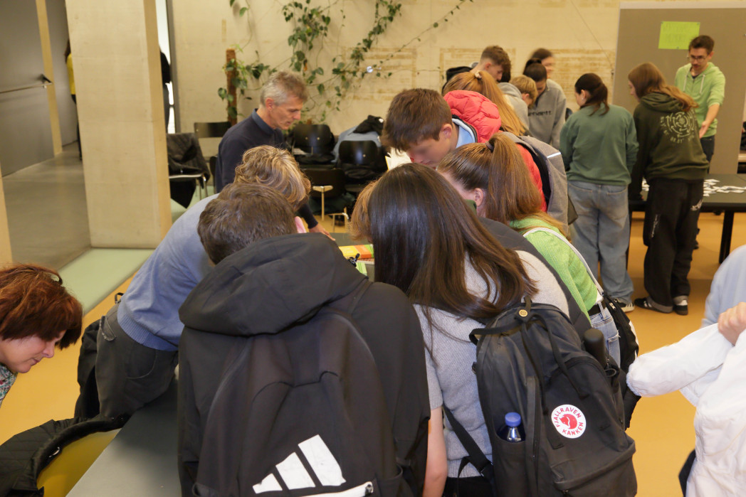 Schüler:innen an Ständen mit verschiedenen Aktivitäten am Campus Brixen