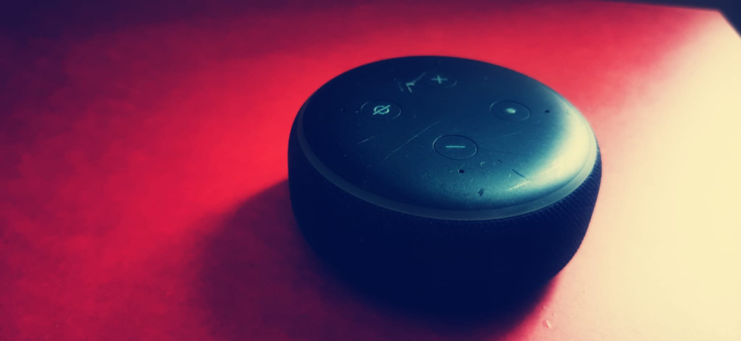 Alexa-Box vor rotem Hintergrund