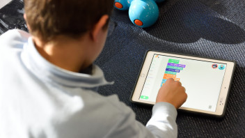Together we code. La programmazione unisce le generazioni