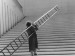 Fotografia di Ugo La Pietra. Donne che sale le scale con una scala a pioli