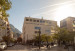 Außenansicht von Campus Bozen im Herbstlicht, mit Bäumen des Universitätsplatzes im Vordergrund