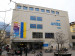 Die ukrainische Fahne an der Fassade vom Bozner Campus.